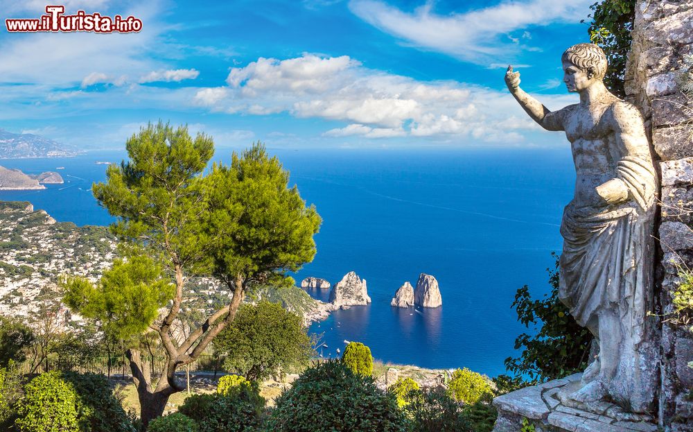 Immagine Uno dei panorami italiani più famosi: l'isola di Capri con i suoi faraglioni