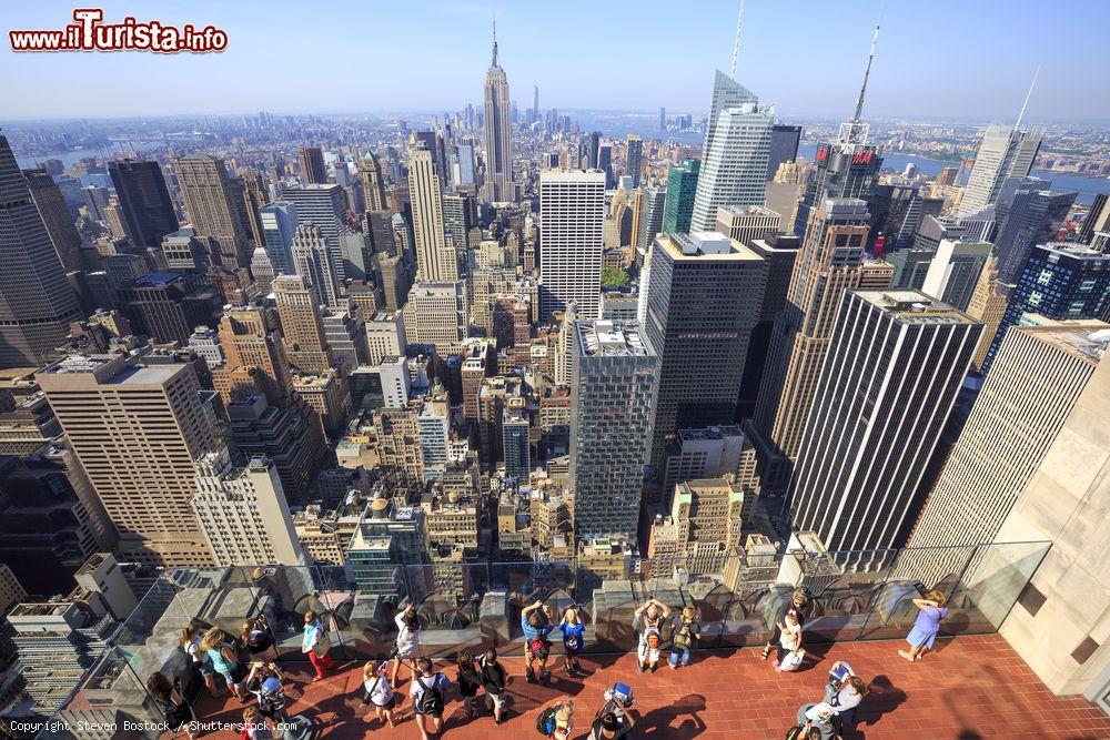 Immagine Uno dei panorami più belli di New York CIty; la Grande Mela dall'alto dal Rockefeller Center, Top of the Rock - © Steven Bostock / Shutterstock.com