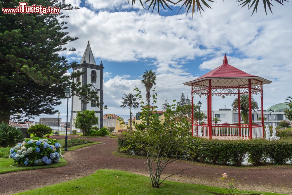 Immagine Uno dei parchi verdi di Horta, isola di Faial, Portogallo. Un grazioso palco orchestrale immerso nella natura rigogliosa di questa cittadina portoghese.