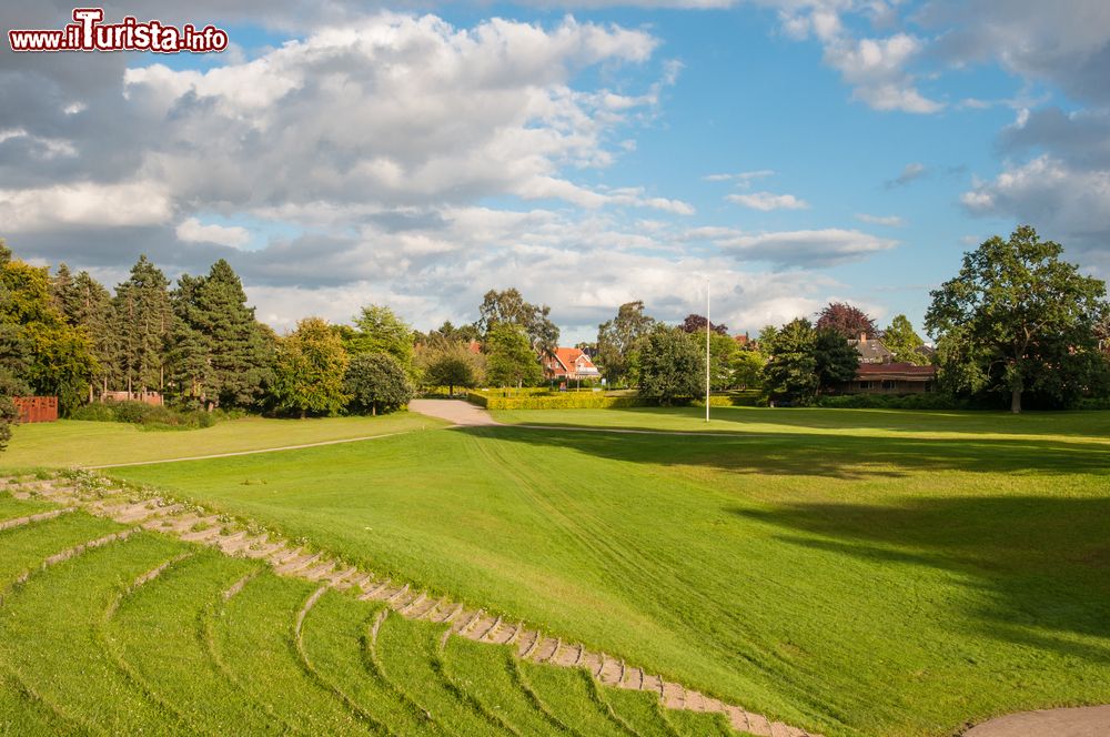 Immagine Uno dei parchi verdi di Roskilde, Danimarca. L'antica città di Roskilde si trova sulla sponda di un fiordo che si estende per oltre 40 chilometri nella Selandia.