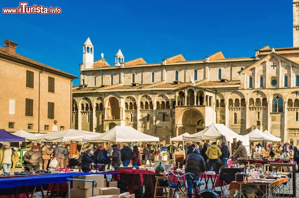 Immagine Uno dei piu importanti Mercatini dell'Antiquariato in Emilia-Romagna si svolge in Piazza Grande a Modena