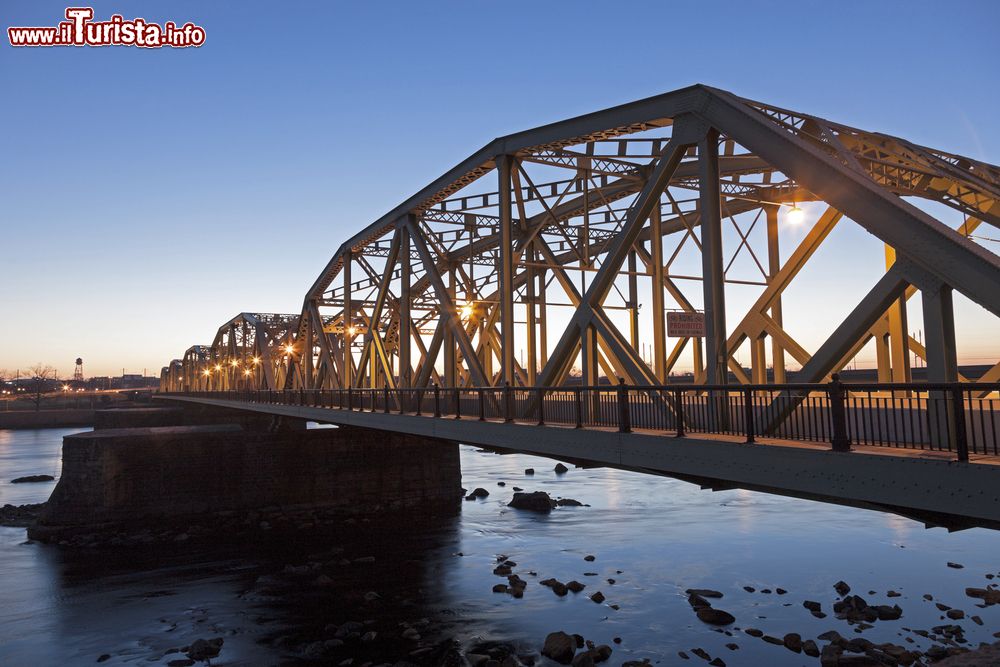 Immagine Uno dei ponti della città di Trenton fotografato all'alba (New Jersey).