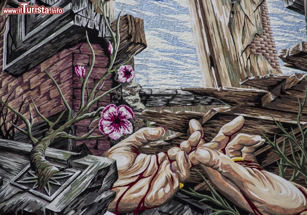 Immagine Uno dei Pugnaloni di Acquapendente nel Lazio, opere d'arte su tavole di legno realizzati a tcnica mosaico e con petali di fiore