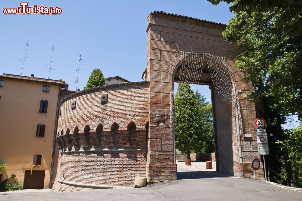 Immagine Uno dei punti di accesso allo storico villaggio di Dozza, siamo nei tressi di Toscanella di Imola, provincia di Bologna