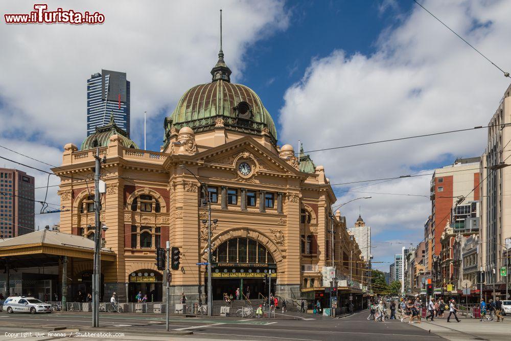 Immagine Uno dei simboli di Melbourne: la Flinders Street Railway Station completata nel 1909 (Australia) - © Uwe Aranas / Shutterstock.com