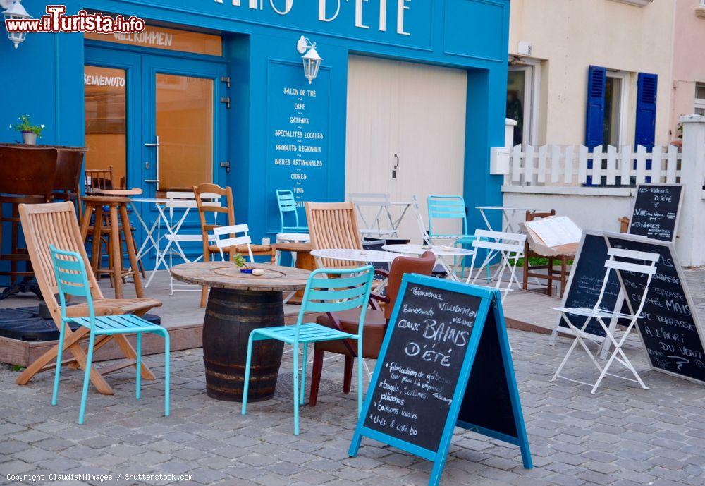 Immagine Uno dei tanti bistro che aprono in estae a Arromanches-les-Bains, una delle spiagge della Normandia - © ClaudiaMMImages / Shutterstock.com