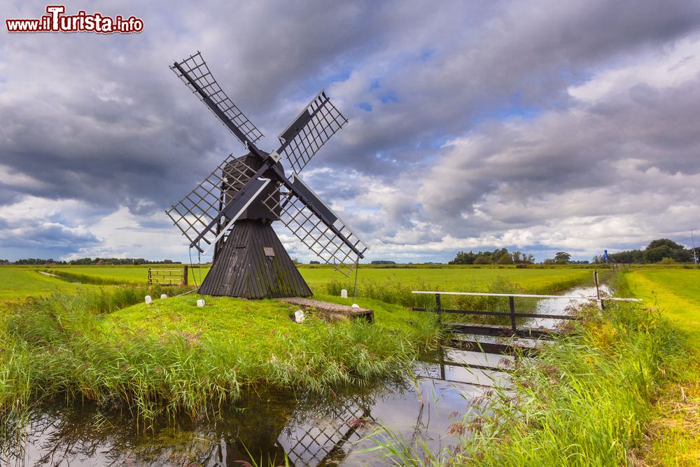 Immagine Uno dei tradizionali mulini a vento in un polder nei pressi di Leeuwarden, Frisia, Paesi Bassi.