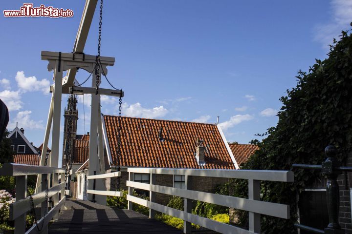 Immagine Uno dei tradizionali ponti di Edam con la cattedrale sullo sfondo - © Michela Garosi / TheTraveLover.com