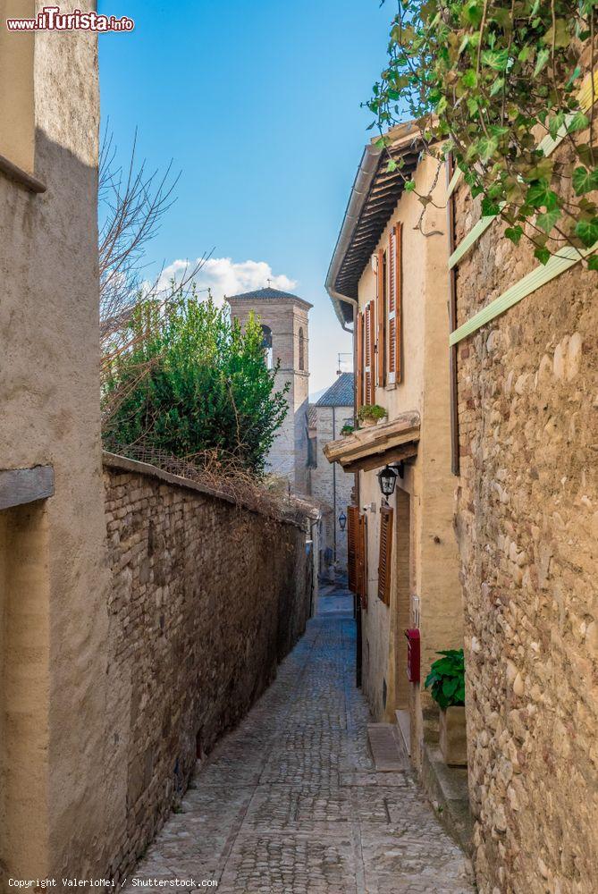 Immagine Uno dei vicoletti del centro storico di Montefalco, piccola località sulle colline in provincia di Perugia - © ValerioMei / Shutterstock.com