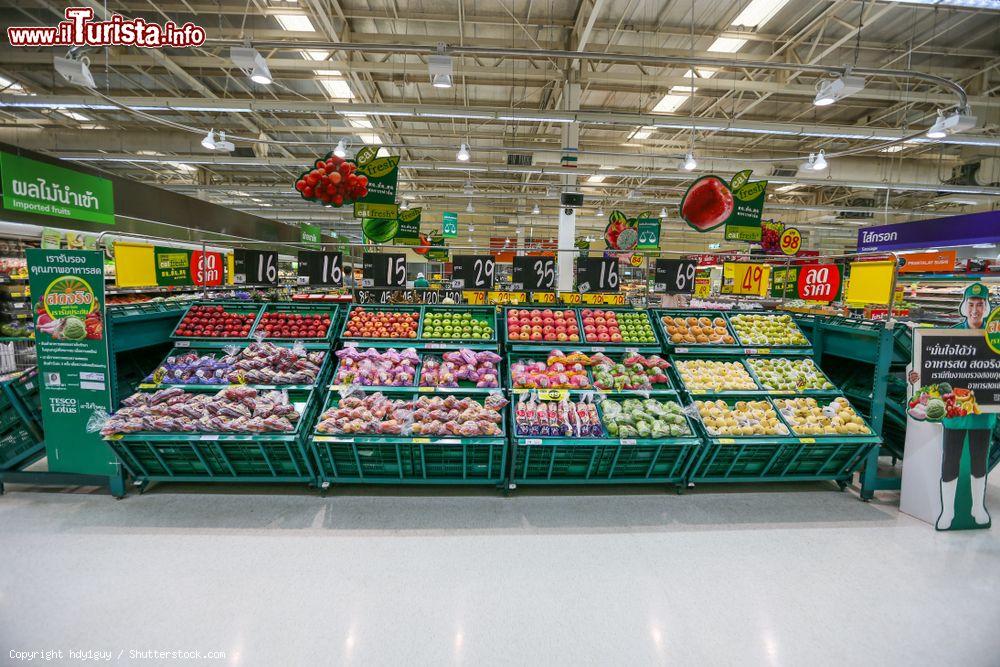 Immagine Uno scaffale di frutta cinese al supermercato Tesco Lotus a Nonthaburi, Thailandia - © hdy1guy / Shutterstock.com