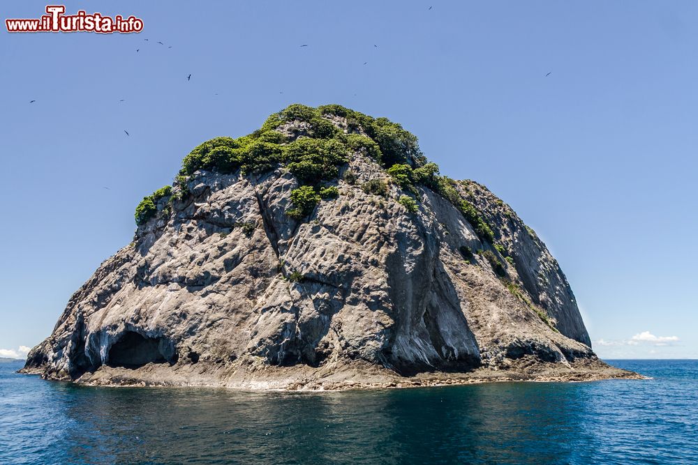 Immagine Uno scoglio roccioso nell'arcipelago di Mitsio, vicino a Nosy Be, Madagascar. Siamo in un paradiso naturalistico incontaminato, ideale per un turismo ecologico a contatto con la natura.