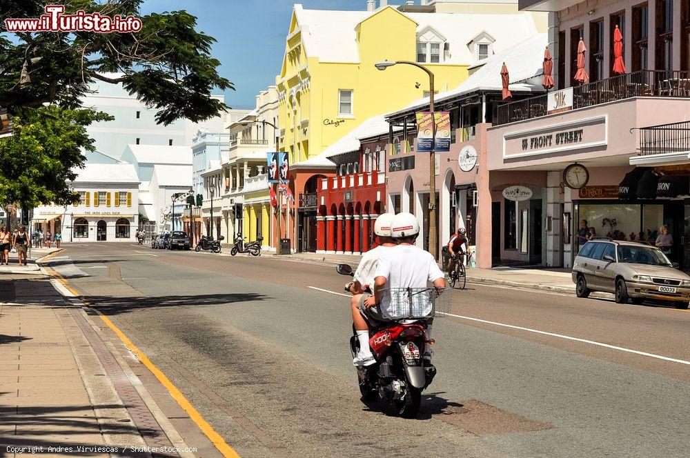 Immagine Uno scooter con due turisti in tour per una strada vuota a Hamilton, Bermuda. Siamo in una delle più piccole capitali di stato al mondo - © Andres Virviescas / Shutterstock.com
