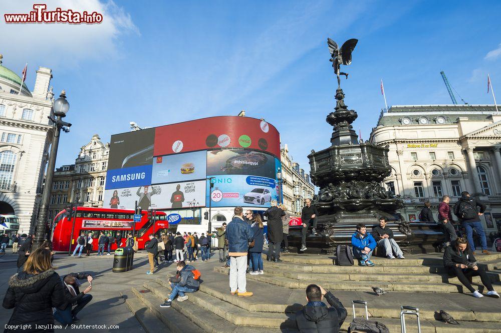 Immagine Uno scorcio  della piazza di Piccadilly Circus in centro a Londra - © lazyllama / Shutterstock.com