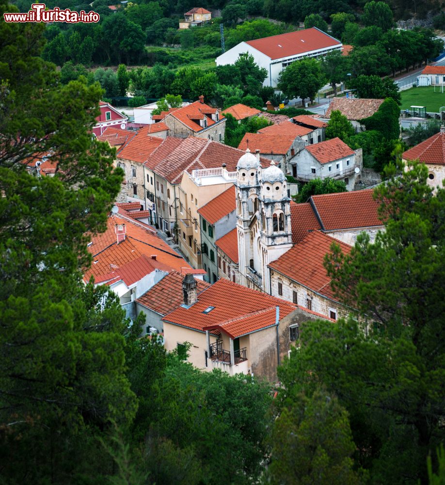 Immagine Uno scorcio aereo della vecchia città di Skradin, Croazia. Ad attrarre i turisti in questo territorio croato sono le bellezze naturali e le ricche testimonianze storiche.