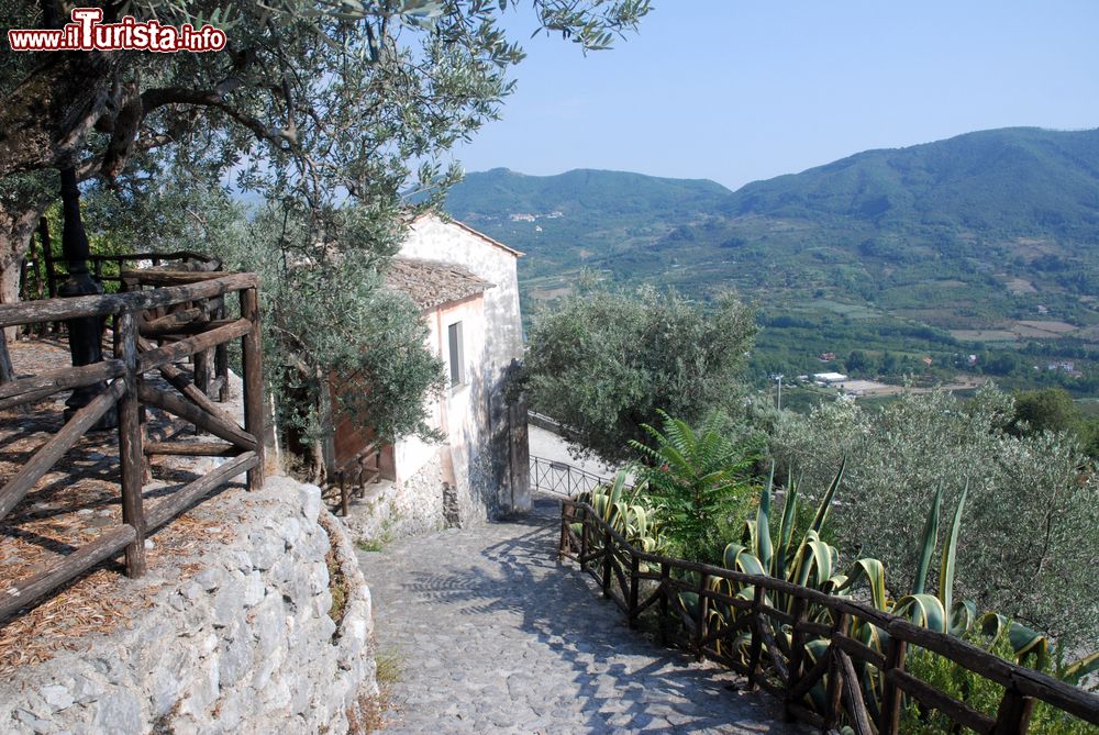 Immagine Uno scorcio agreste del borgo di Giffoni Valle Piana, Campania, con le sue tipiche case e i monti sullo sfondo.