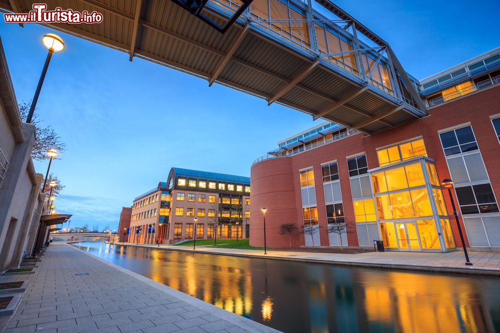 Immagine Uno scorcio al crepuscolo della città di Indianapolis dall'Indiana Central Canal (Indiana).