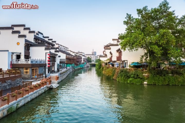 Immagine Uno scorcio al crepuscolo della città di Nanjing, Cina Orientale, con le case affacciate sul fiume Qinhuai - © chungking / Shutterstock.com