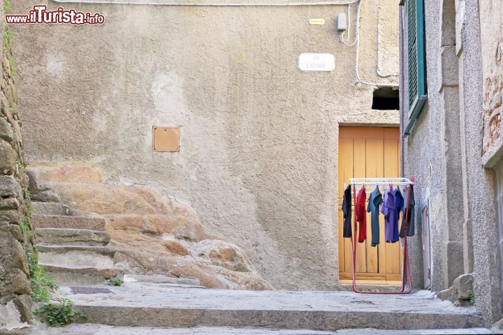 Immagine Uno scorcio all'interno del borgo di Giglio Castello - © trotalo / Shutterstock.com