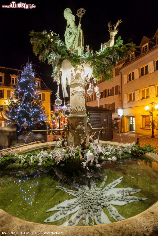 Immagine Uno scorcio by night del borgo di Thann decorato in occasione del Natale, Alsazia (Francia) - © Guillaume FREY / Shutterstock.com