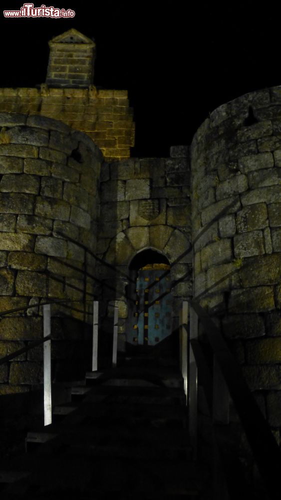 Immagine Uno scorcio by night del castello nel villaggio galiziano di Ribadavia, Spagna.