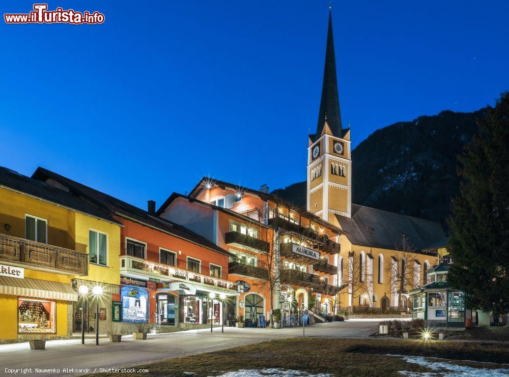 Immagine Uno scorcio by night del centro di Bad Gastein, Austria. E' una nota stazione sciistica sui monti Tauri, catena montuosa dell'Austria meridionale - © Naumenko Aleksandr / Shutterstock.com