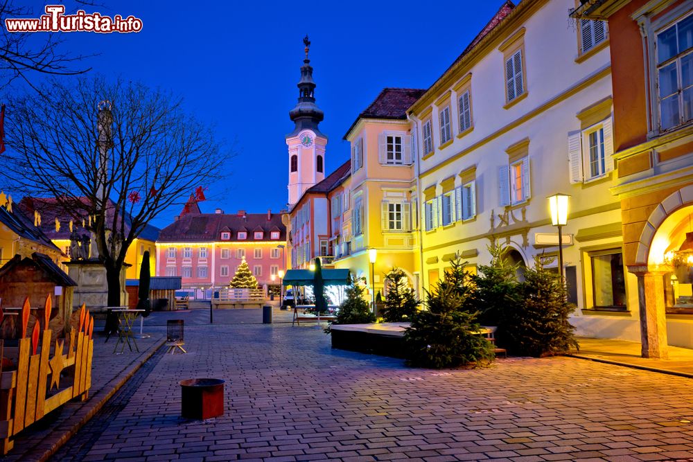 Immagine Uno scorcio by night del centro di Bad Radkersburg, Stiria, Austria.