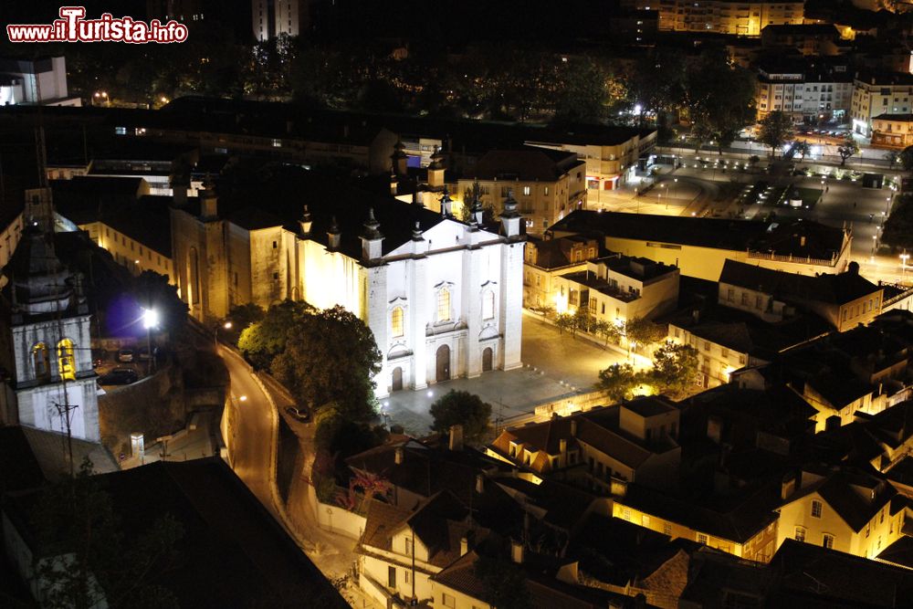 Immagine Uno scorcio by night del centro storico di Leiria (Portogallo) dall'alto.