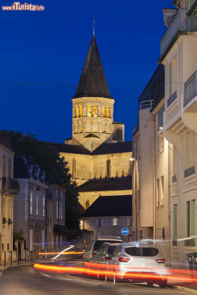 Immagine Uno scorcio by night della basilica di Paray-le-Monial, Francia.