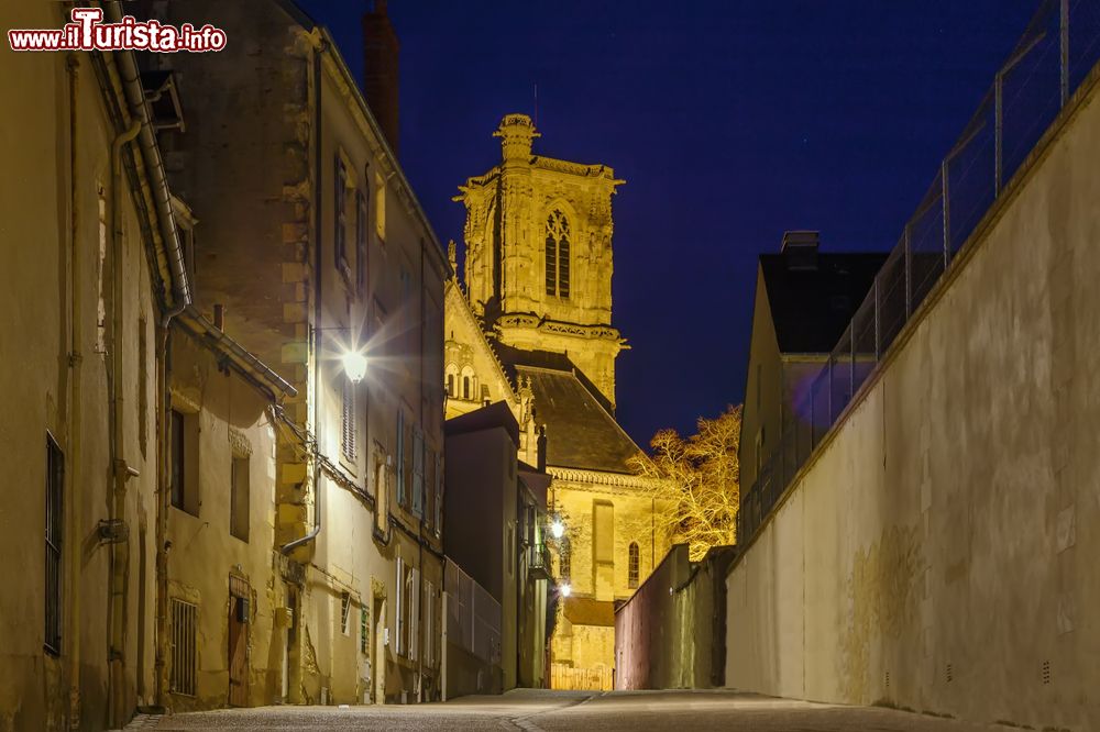 Immagine Uno scorcio by night della cattedrale di Nevers, Francia. Fiancheggiata da due torri, una romanica e l'altra gotica, la chiesa vanta anche splendide vetrate moderne.