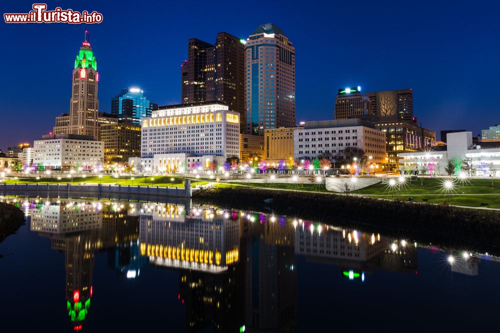 Immagine Uno scorcio by night della città di Columbus durante il Natale, Ohio, USA.