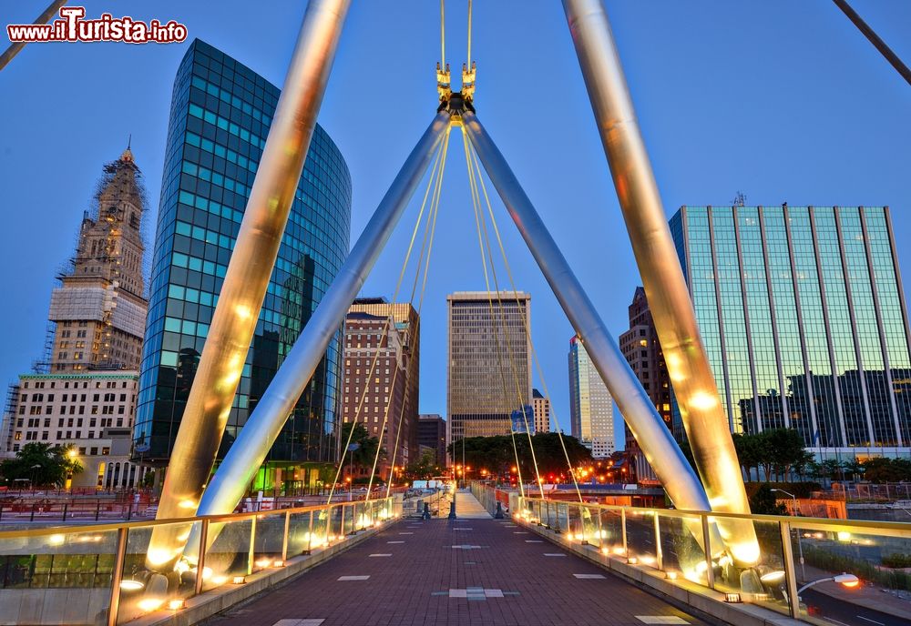 Immagine Uno scorcio by night della skyline di Hartford dal ponte Founders (Connecticut).