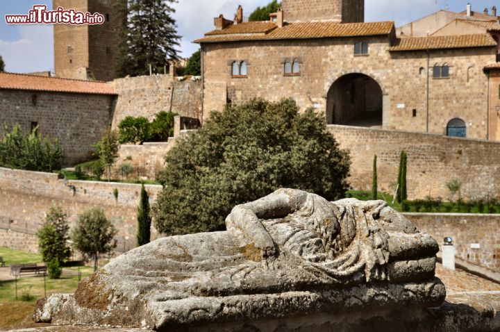 Immagine Uno scorcio classico del centro medievale di Tuscania nel Lazio - © maurizio / Shutterstock.com