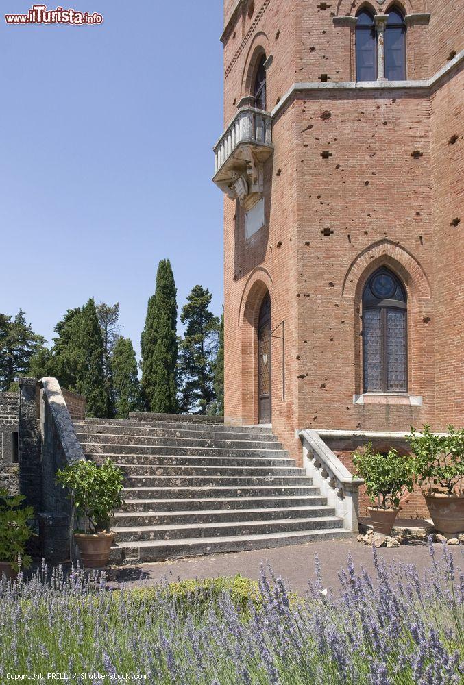 Immagine Uno scorcio con scalinata del castello medievale di Brolio a Gaiole in Chianti, Toscana - © PRILL / Shutterstock.com