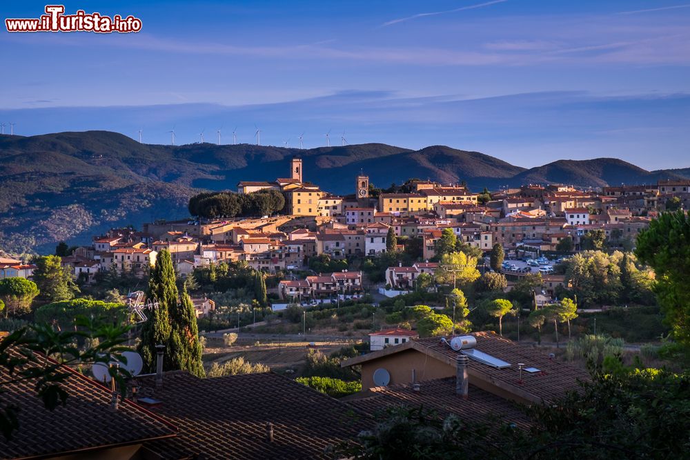 Immagine Uno scorcio d'insieme del borgo di Montescudaio in provincia di Pisa, Toscana