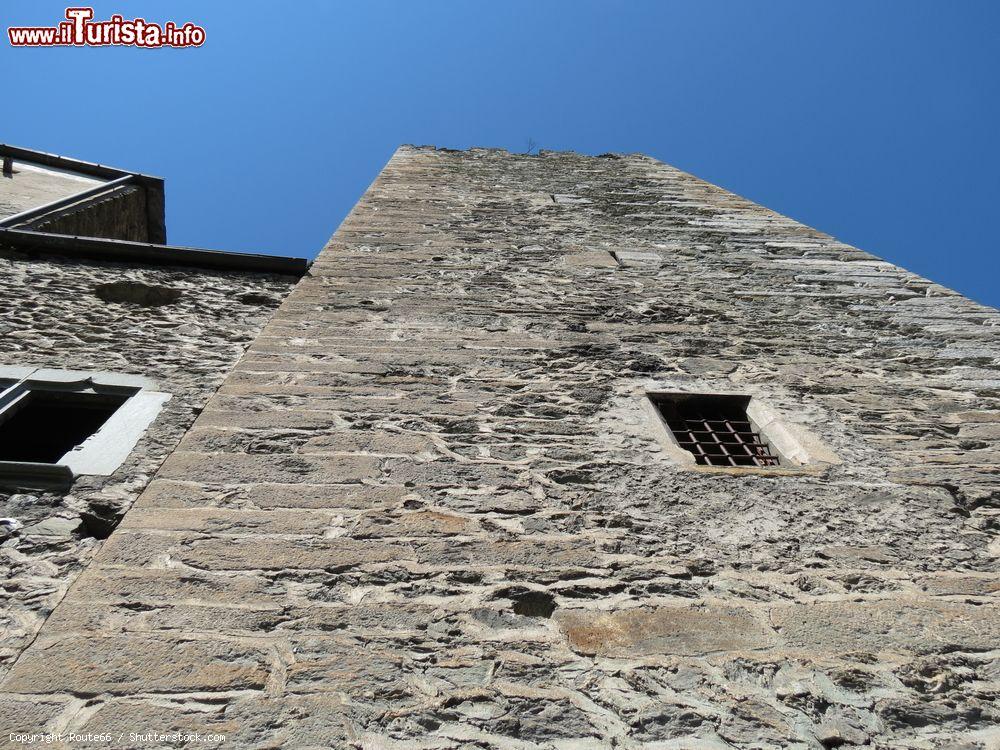 Immagine Uno scorcio dal basso all'alto della torre del castello di Avise, Valle d'Aosta. Oggi questo castello ospita saltuariamente eventi culturali ed esposizioni - © Route66 / Shutterstock.com