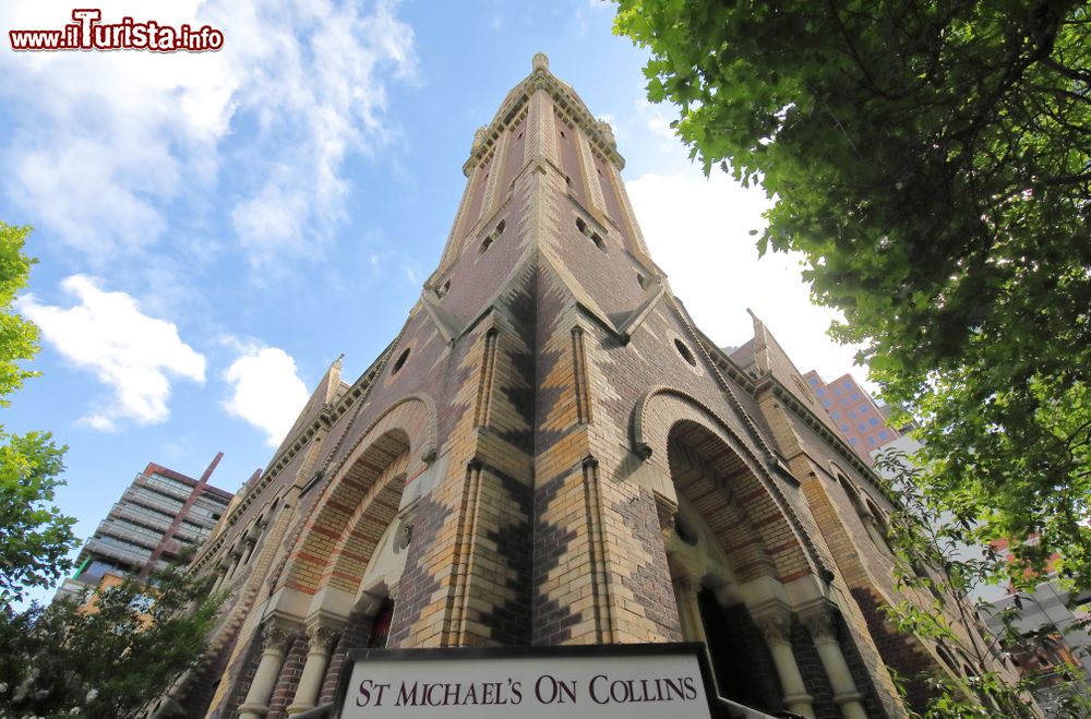 Immagine Uno scorcio dal basso della cattedrale di San Michele a Melbourne, Australia.