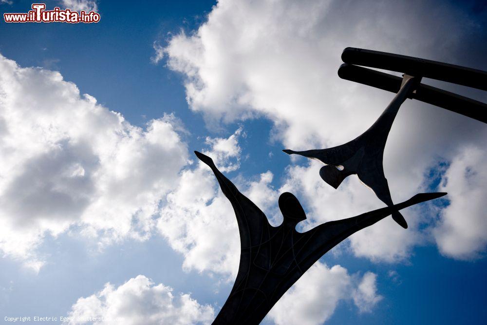 Immagine Uno scorcio dal basso verso l'alto dell'Empowerment Sculpture a Lincoln, Inghilterra - © Electric Egg / Shutterstock.com