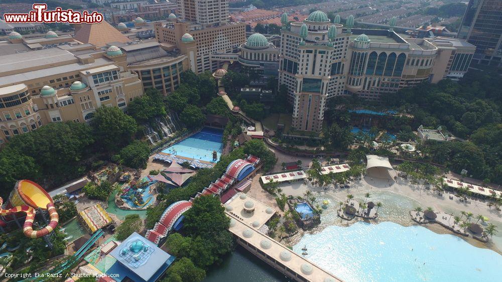 Immagine Uno scorcio dall'alto del parco acquatico di Sunway Lagoon nello stato di Selangor, Malesia - © Eka Raziz / Shutterstock.com