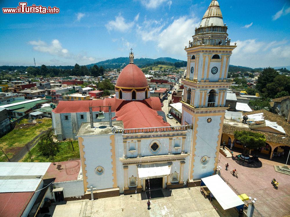 Immagine Uno scorcio dall'alto della città di Puebla con la chiesa, Messico.