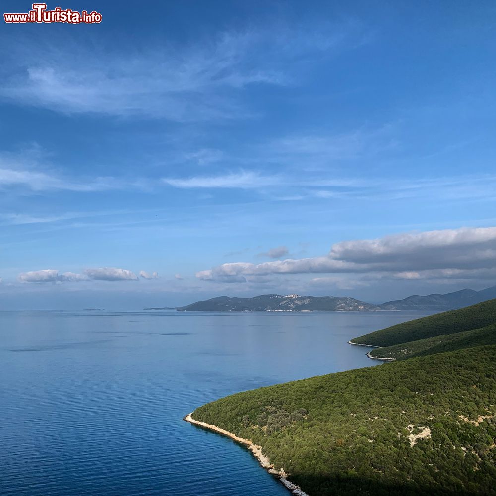 Immagine Uno scorcio dall'alto della costa di Trikeri, Tessaglia, Grecia.