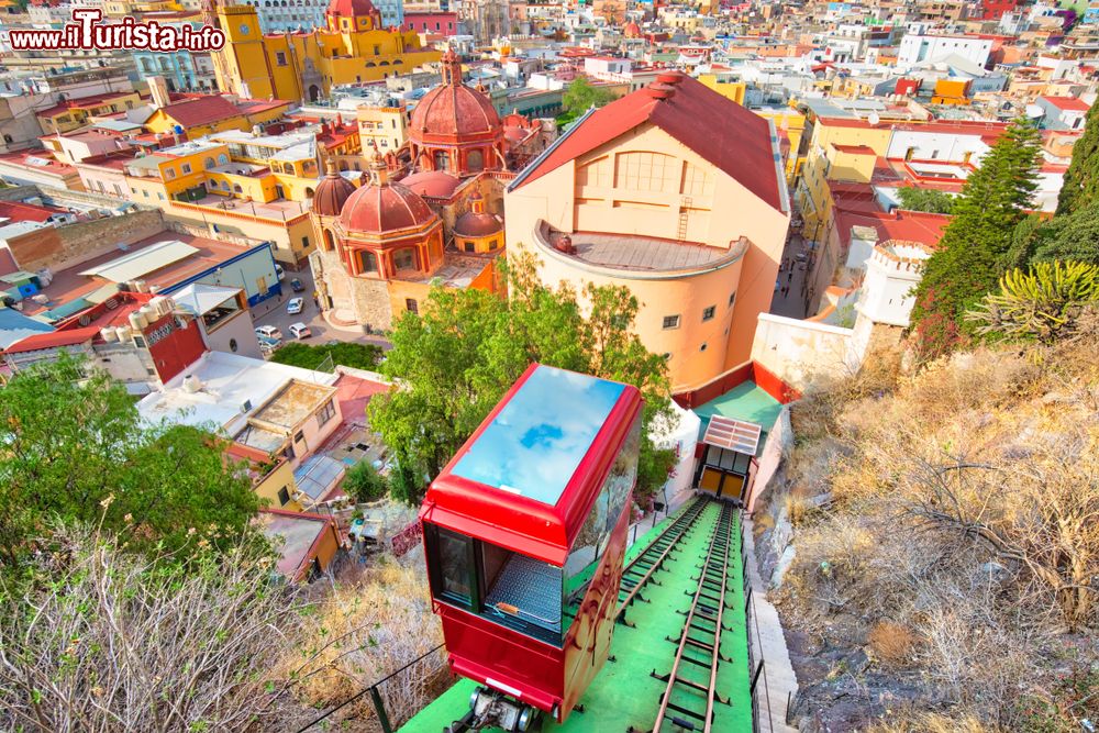 Immagine Uno scorcio dall'alto della funicolare sulla città di Guanajuato, Messico.