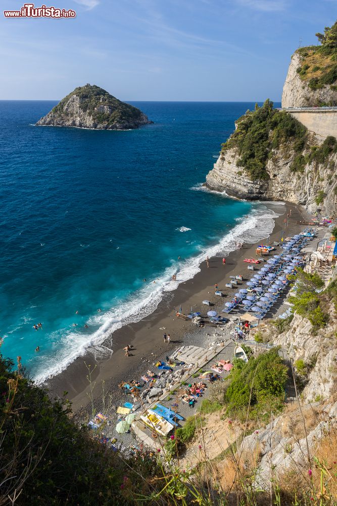 Immagine Uno scorcio dall'alto della spiaggia di Bergeggi, Savona, Liguria. Il paese si trova nei pressi della Riviera delle Palme, a circa 60 km da Genova e 10 da Savona. La bellezza dell'ambiente e del paesaggio naturale che circonda questo borgo ha fatto istituire nel 1985 la Riserva Naturale Regionale di Begeggi.