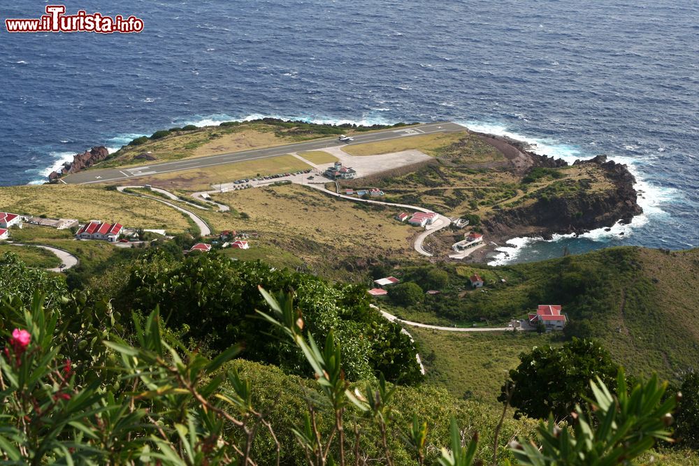 Immagine Uno scorcio dall'alto dell'isola di Saba con l'aeroporto (Caraibi).