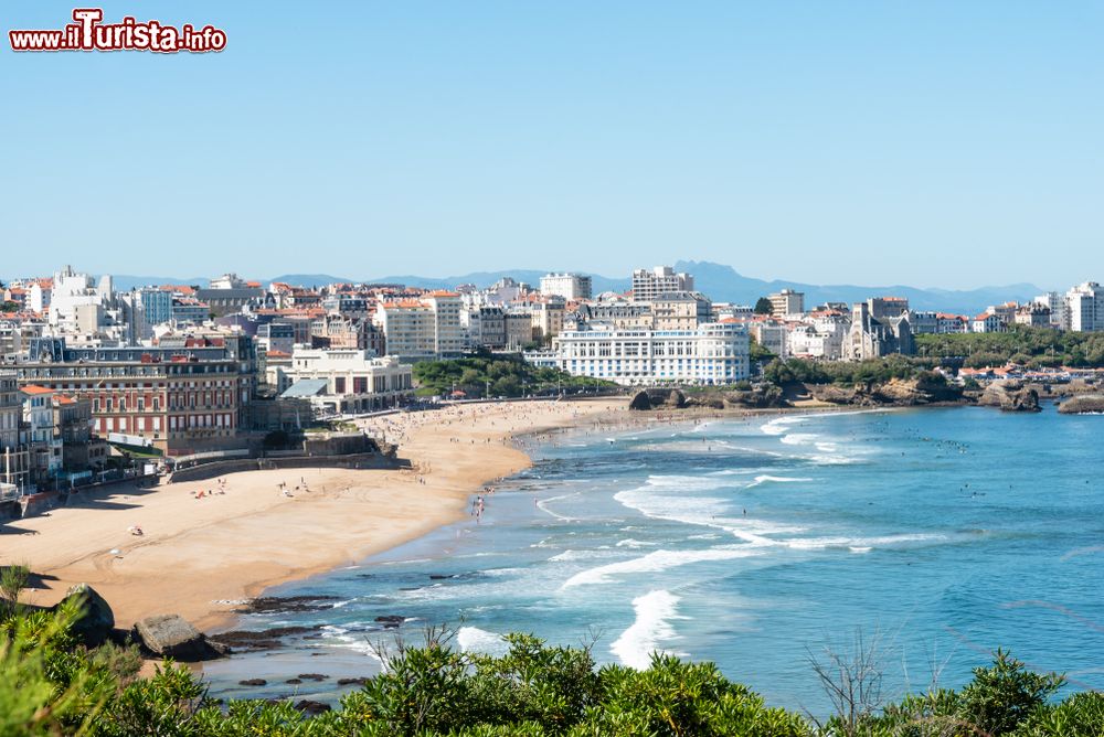 Immagine Uno scorcio dall'alto di Biarritz (Francia) con la grande spiaggia cittadina. E' divenuta una celebre meta popolare da quando i reali d'Europa iniziarono a frequentarla nell'Ottocento.