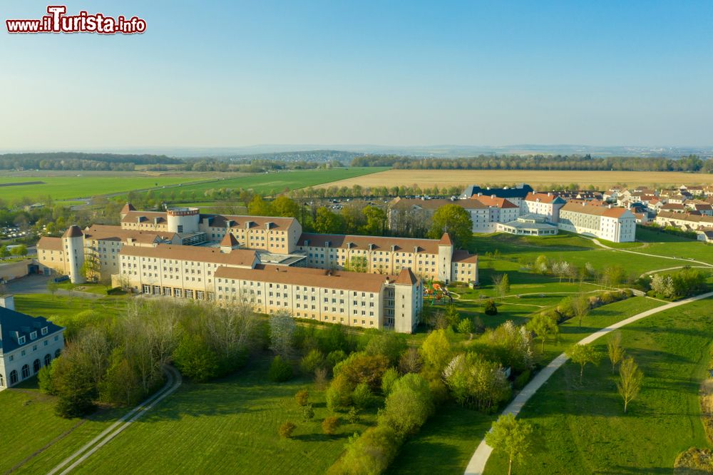 Immagine Uno scorcio dall'alto di Magny-le-Hongre, Francia. Situata nell'Ile-de-France, questa graziosa località ha un ricco patrimonio storico e culturale.