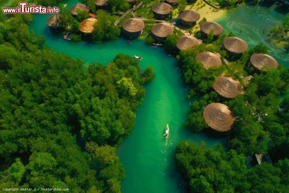 Immagine Uno scorcio dall'alto di Payam Island (Koh Payam), Ranong, Thailandia. Siamo nel mare delle Andamane - © shutter_o / Shutterstock.com