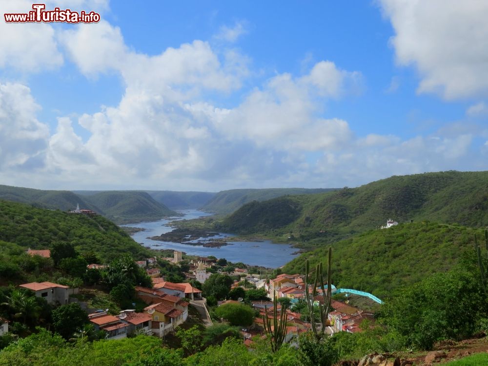 Immagine Uno scorcio dall'alto di Piranhas City nello stato di Alagoas, Brasile.