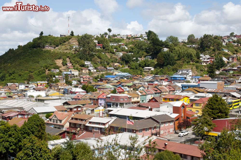 Immagine Uno scorcio dall'alto di Puerto Montt, Cile. La cittadina si trova circa 1000 km a sud di Santiago del Cile lungo la Panamericana.