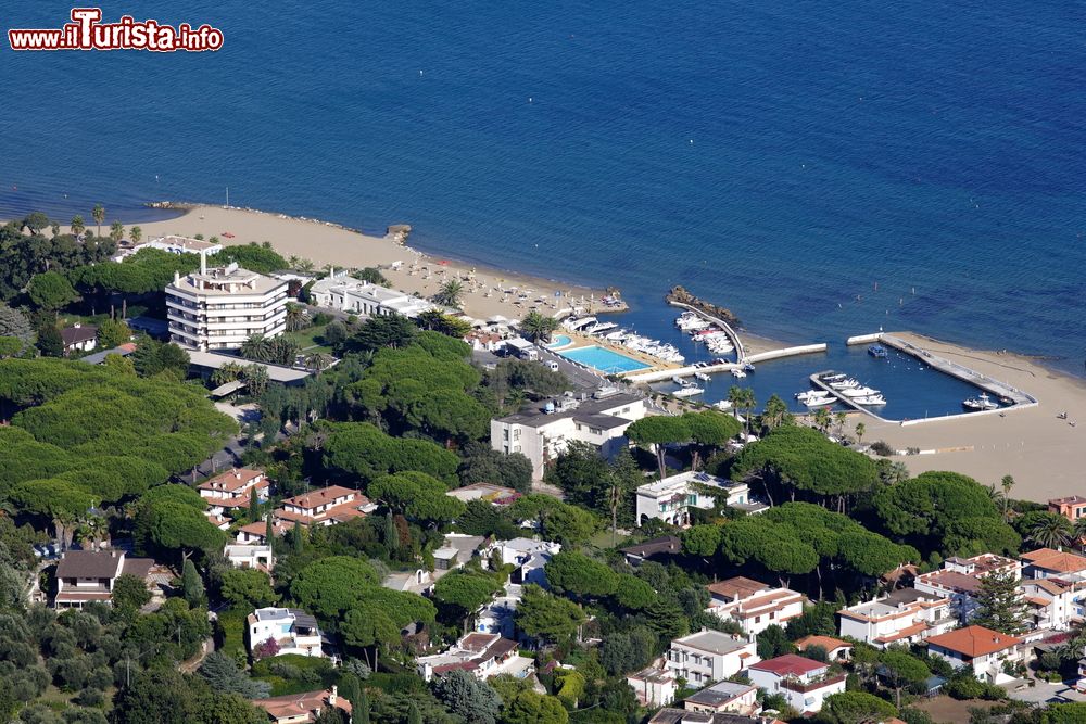 Immagine Uno scorcio dall'alto di San Felice Circeo, provincia di Latina. Il Comune si articola attorno al classico sistema urbanistico del cardo e del decumano, le due strade principali e perpendicolari, a forma di croce, che si incontrano in un solo punto.