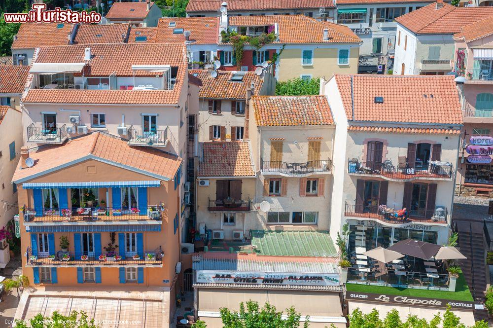 Immagine Uno scorcio dall'alto sui tetti delle case di Le Lavandou, Francia (diaprtimento del Var) - © Juergen Wackenhut / Shutterstock.com